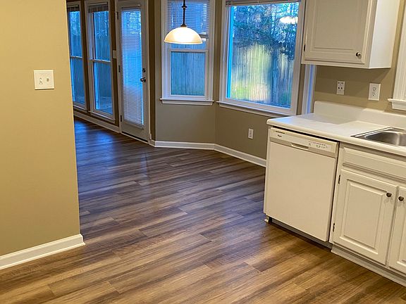Breakfast Area & Kitchen
