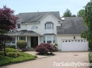 10 Windsor Ct, Holbrook, NY 11741