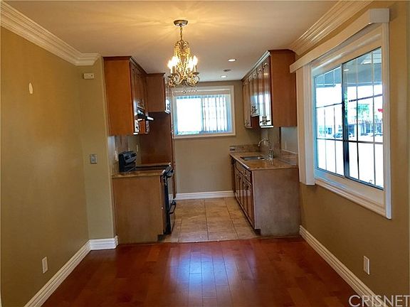 3rd image of 22901 Vanowen St