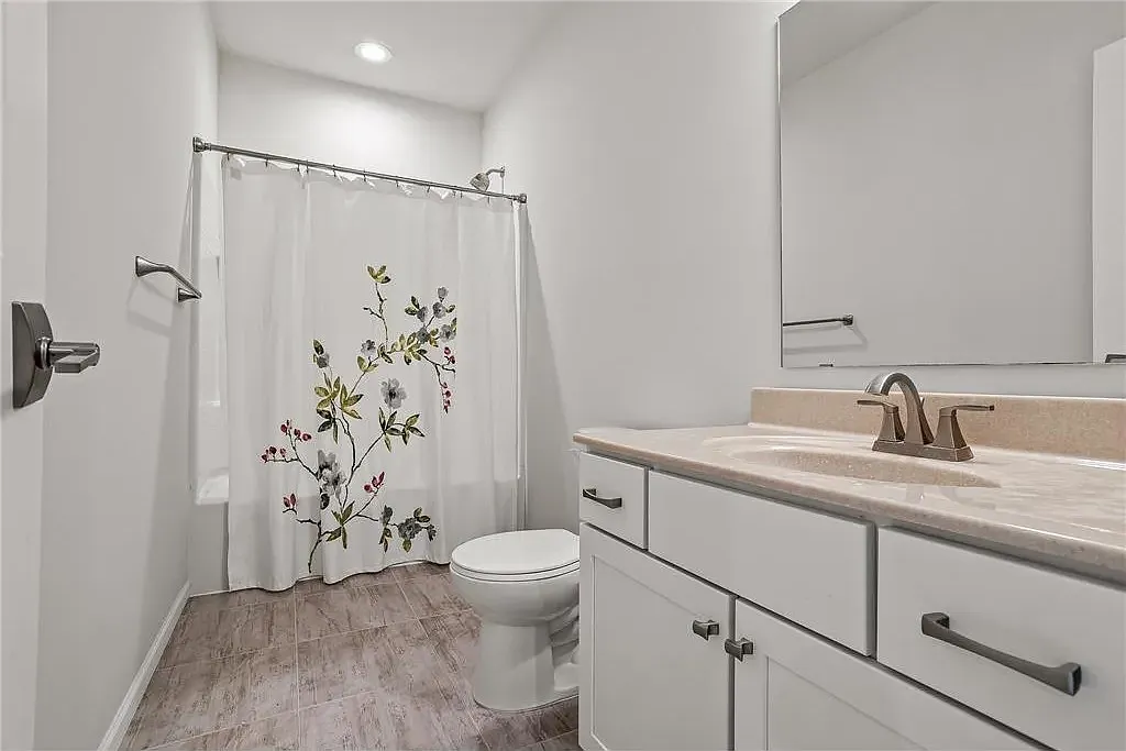 5 bed, 4500 sqft, $4,200 — Photo 1