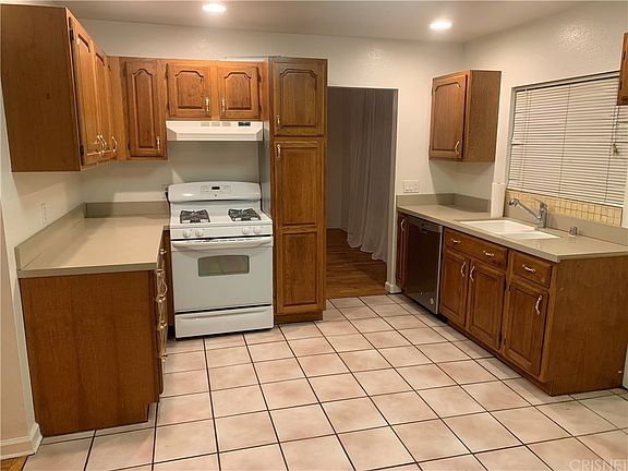 2nd image of 6001 Topeka Dr