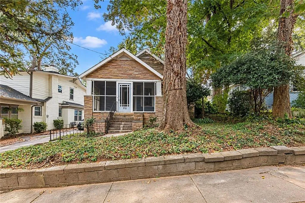 2 bed, 1.0 bath, 1164 sqft, $1,350 — Photo 1