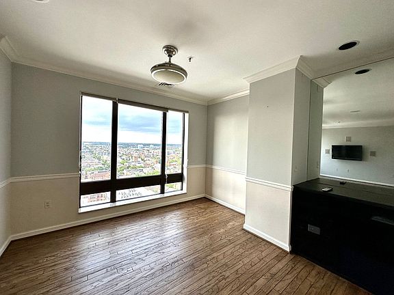 5th image of 10 E Lee St Unit 1503