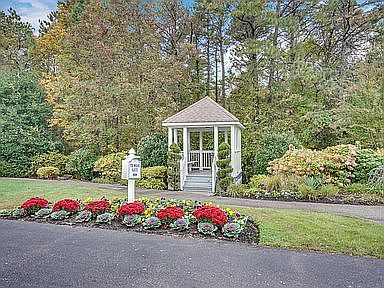 4th image of 8 Sunnybrook Ln