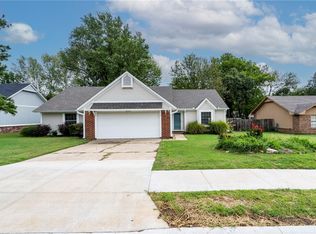 1025 Meadowlark Ln, Siloam Springs, AR 72761