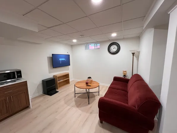 18 Rustic Ldg W, Minneapolis, MN 55419