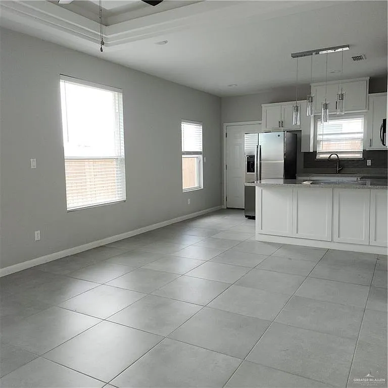 Building Photo - 906 Clarence Ave #2