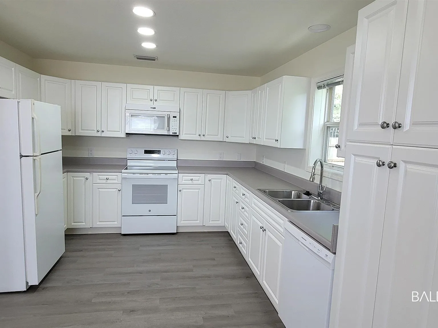 3 bed, 2.0 bath, 1425 sqft, $1,800 — Photo 2