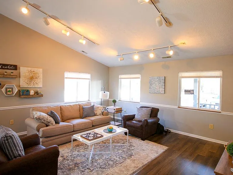 3405 Lindsay Dr — Photo 2