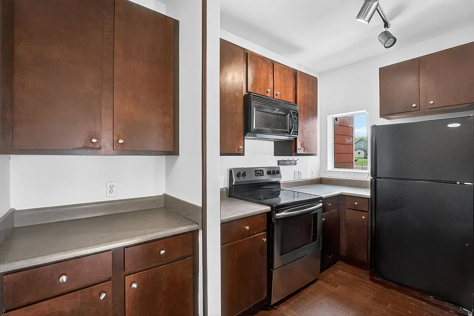4 bed, 1368 sqft, $1,800 — Photo 2