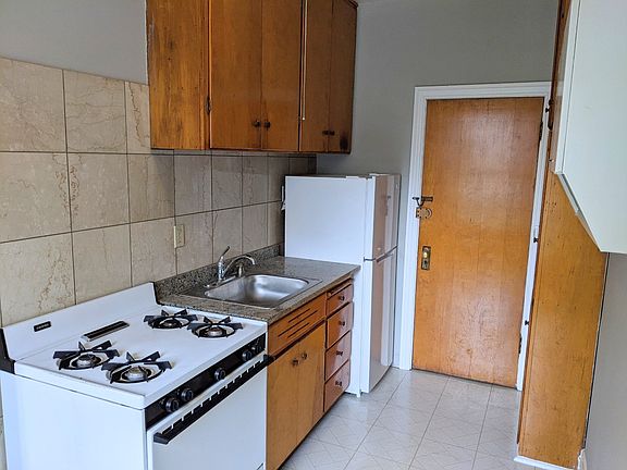 5th image of 1405 W Jarvis Ave #1FE