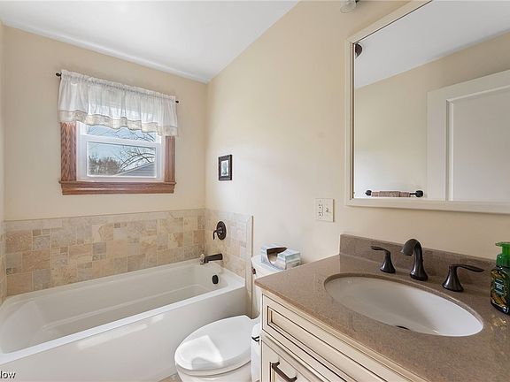 5th image of 27 Roosevelt Dr