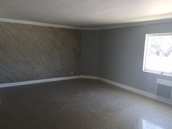 3rd image of 806 NE 16th Pl APT 2