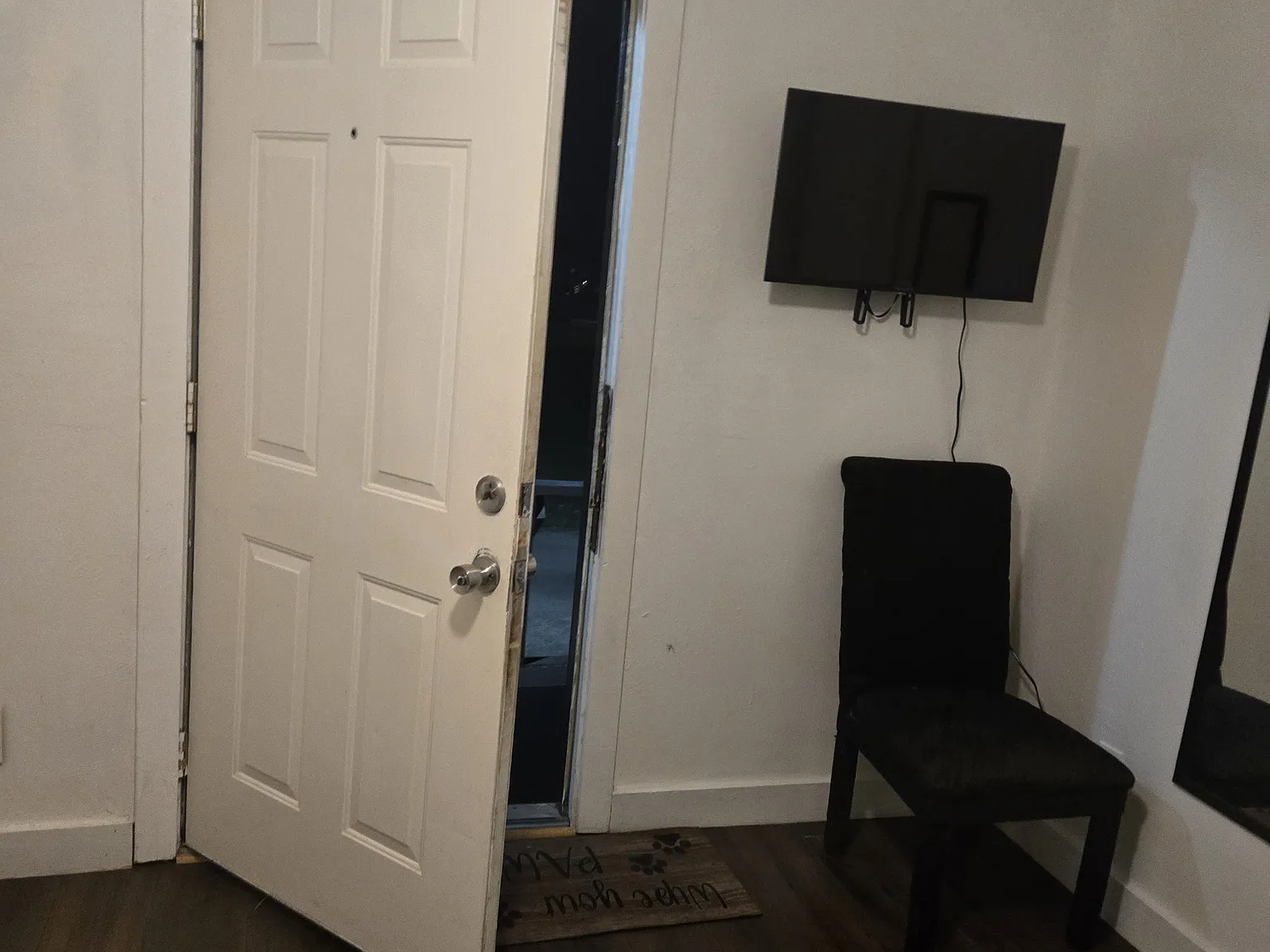 1 bed, 1.0 bath, 250 sqft, $840 — Photo 2