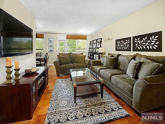 3rd image of 100 Manhattan Ave
