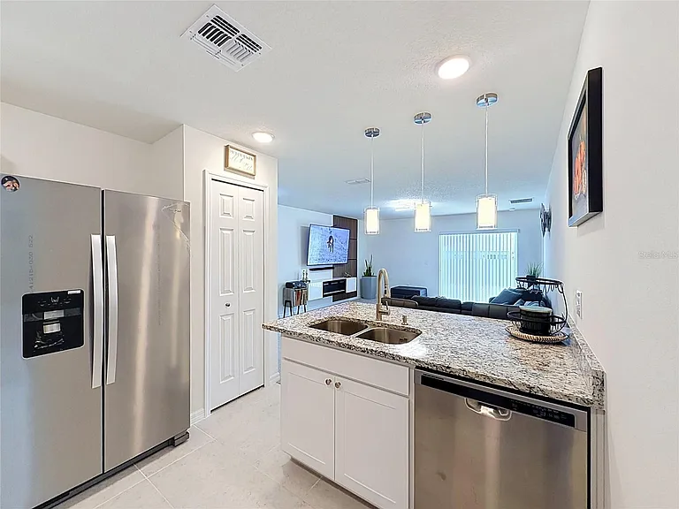 339 Towns Cir — Photo 13