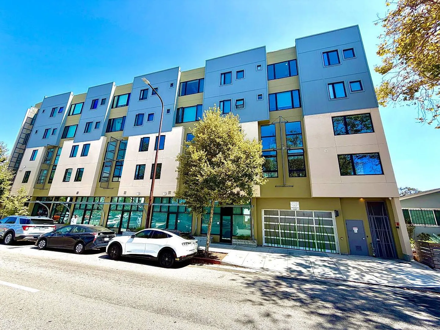$4,595 / 3br - 1040ft2 - Modern Architecture 3 Bedroom, 2 Bath Condo with Garage Parking — Photo 2