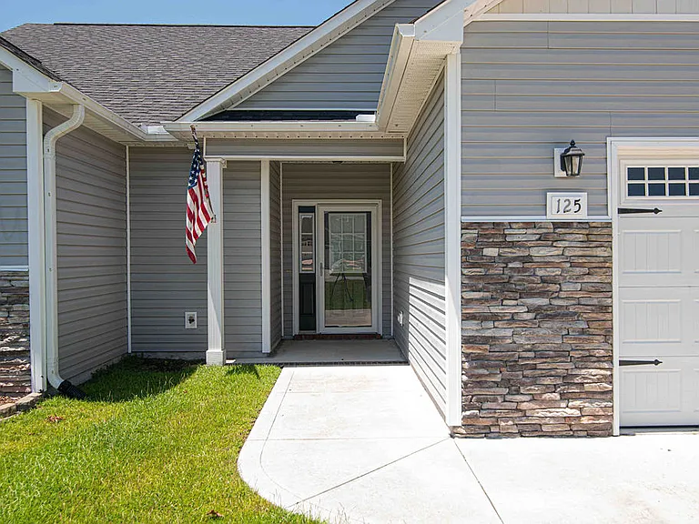 125 Bridgeport Dr — Photo 2