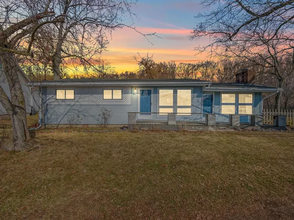 2275 Oakwood Dr, Hillsdale, MI 49242