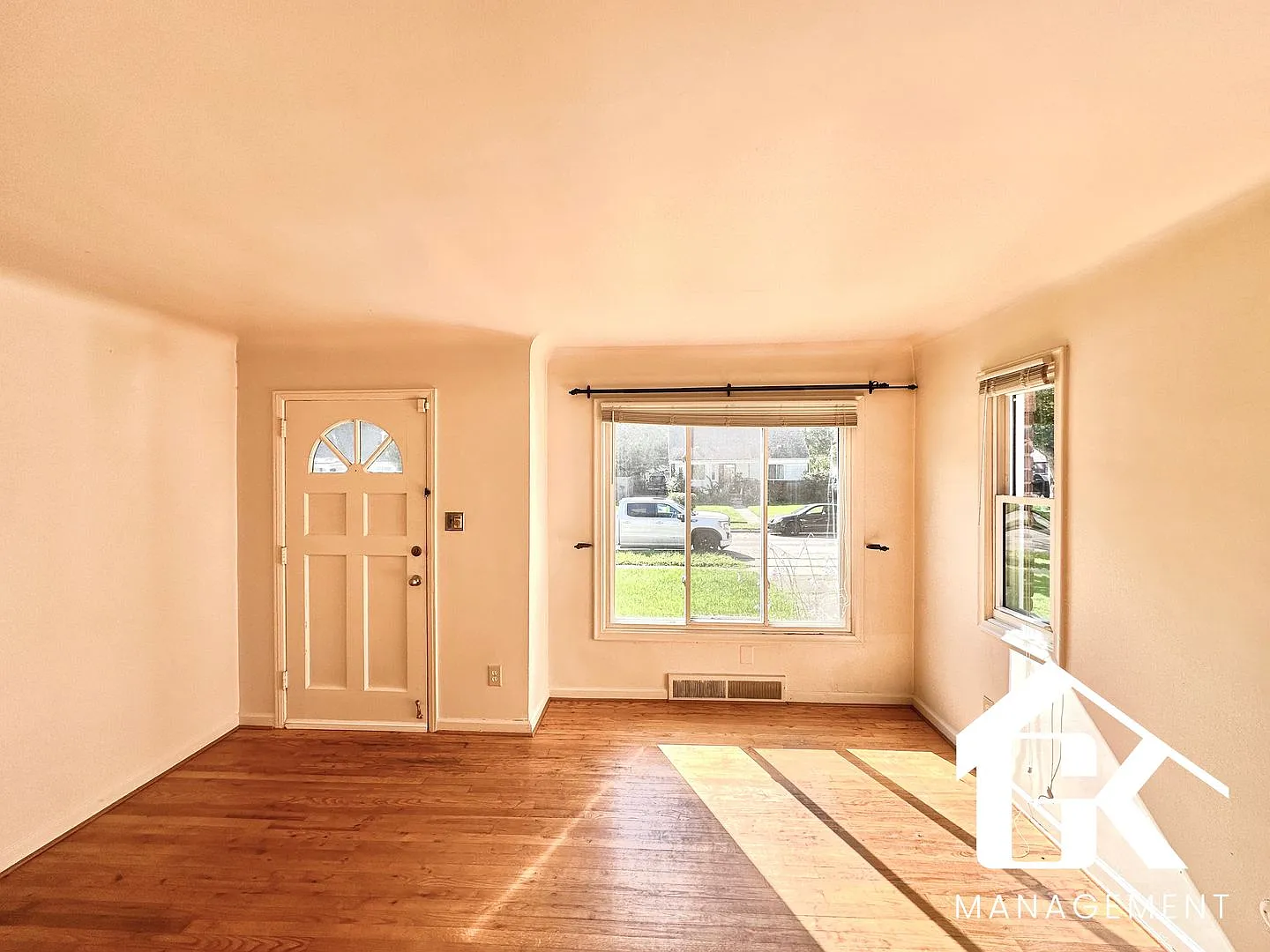Great Location Oak Park Completely Remodeled 3 Bedroom Home — Photo 4