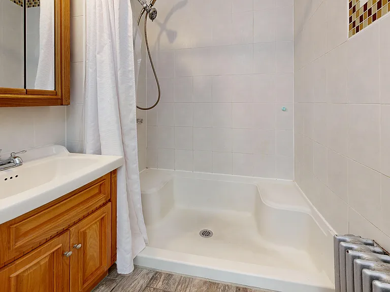 1941 Gates Ave #2R — Photo 16