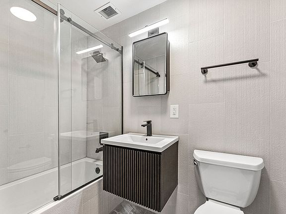 4th image of 305 E 11th St APT 4F