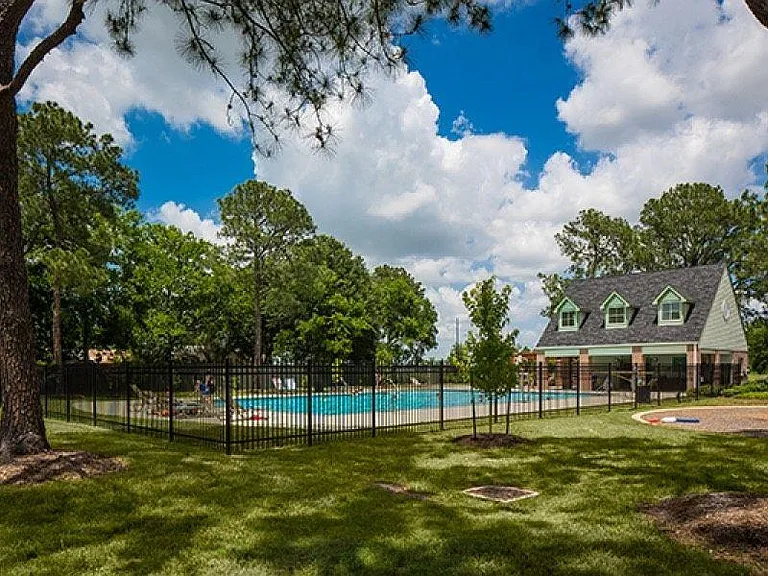 2410 Lakecrest Town Dr — Photo 27