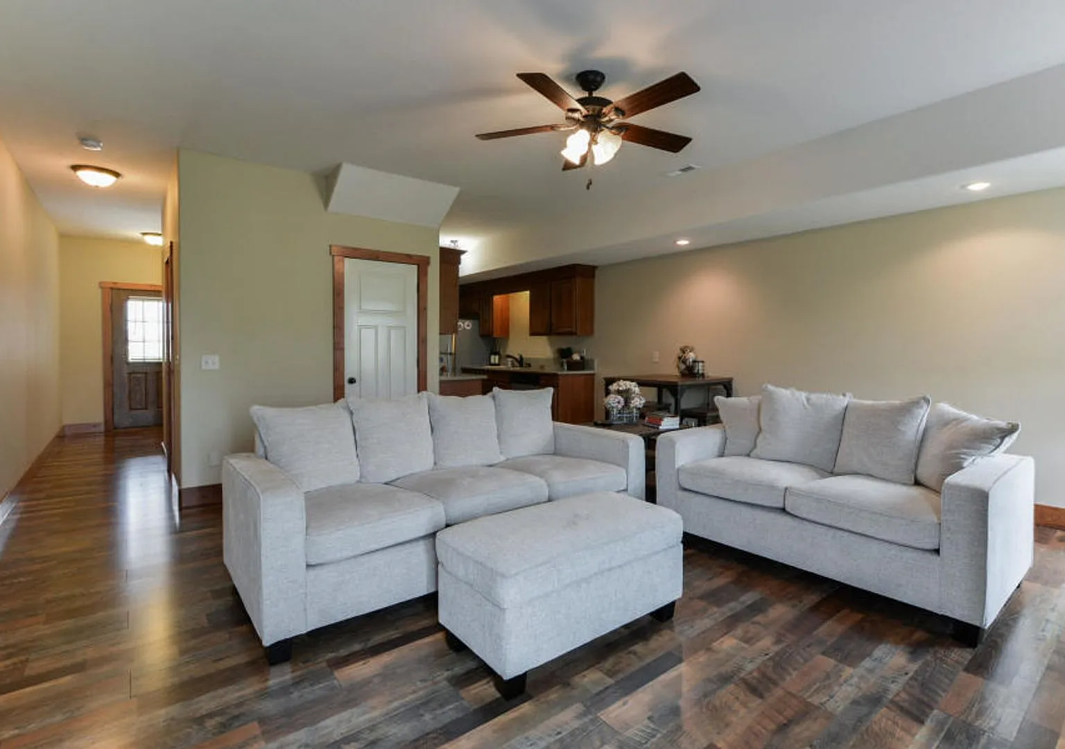 Leasing — Photo 2
