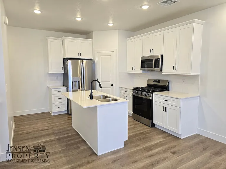 915 W Boxthorn Dr — Photo 6