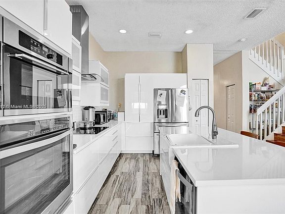 3rd image of 3819 SW 51st St