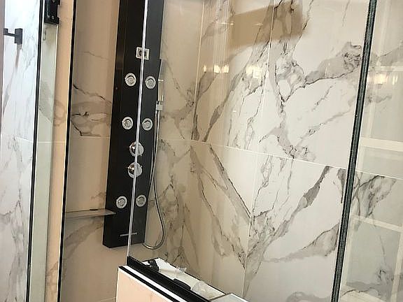 Master shower w/bench