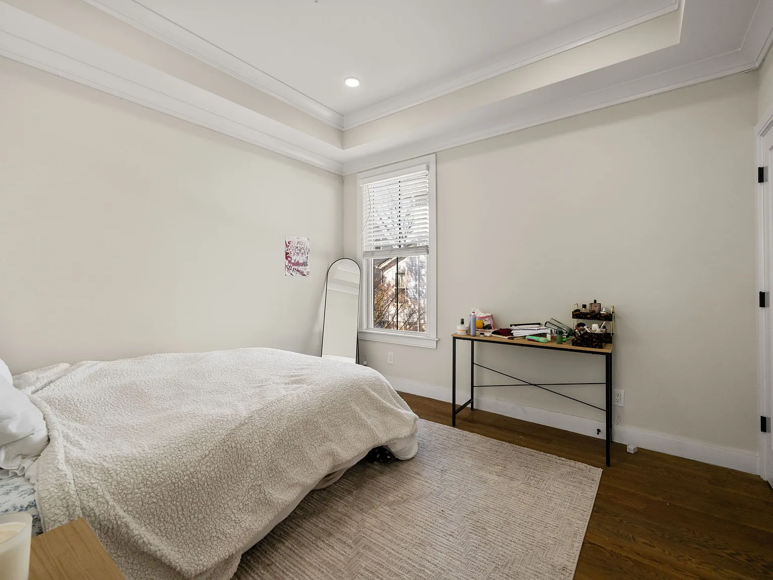 5 bed, 2.0 bath, 2200 sqft, $8,000 — Photo 2
