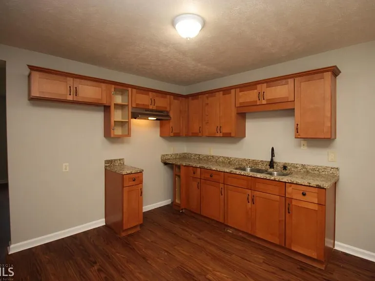 212 Wesley Way — Photo 4