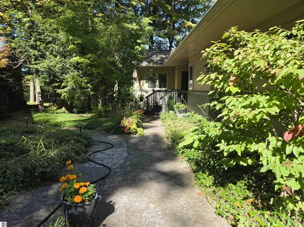 12055 S Woodwinds Cir APT 20, Traverse City, MI 49684