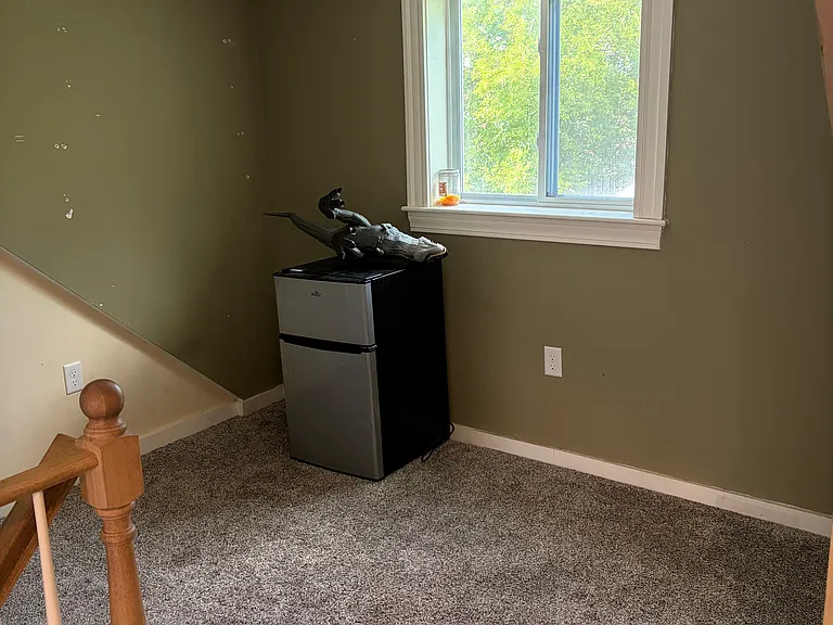 spacious flex space on 3rd floor landing