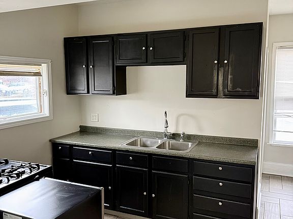 3rd image of 15 Blackhawk Ave