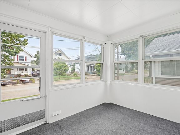 3rd image of 352 20th St SE