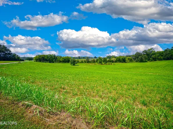 4 Beard Rd, Strawberry Plains, TN 37871