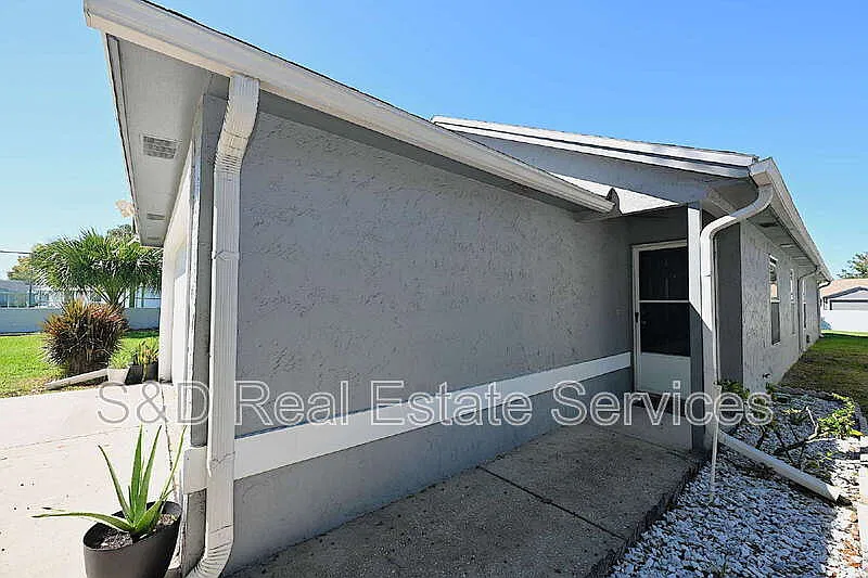 3 bed, 2.0 bath, 1377 sqft, $1,960 — Photo 3