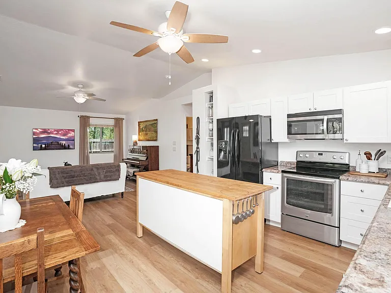 263 E Hollomon St — Photo 13