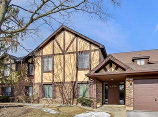 1720 Lakecliffe Dr APT A, Wheaton, IL 60189