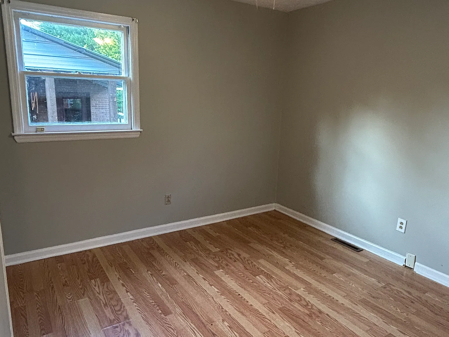 3 bed, 1200 sqft, $1,300 — Photo 4