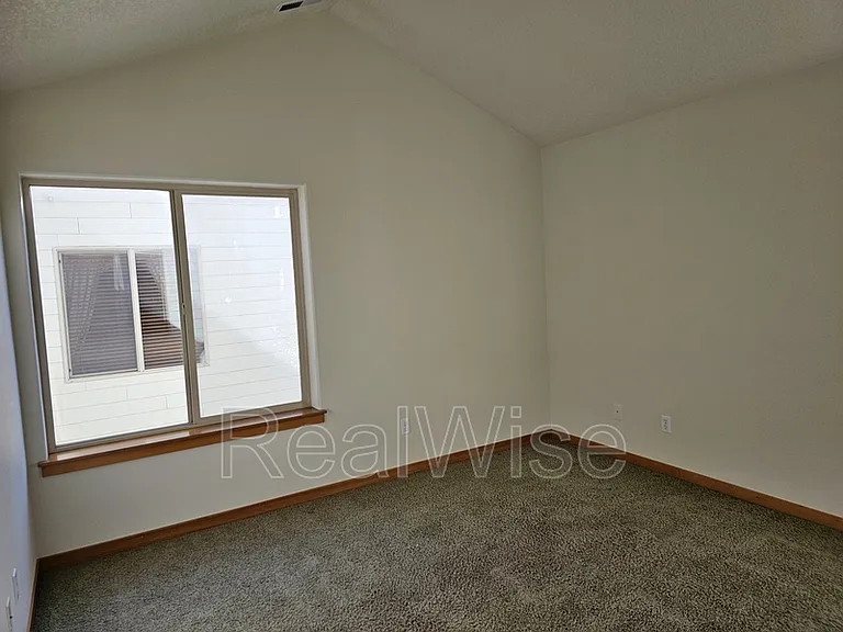 511 NE 84th Cir — Photo 17