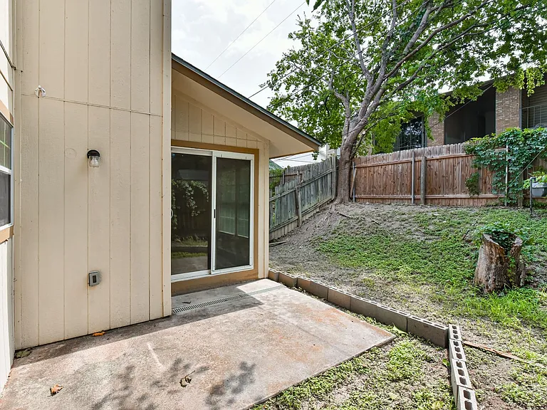 1128 Royal Crest Dr — Photo 29