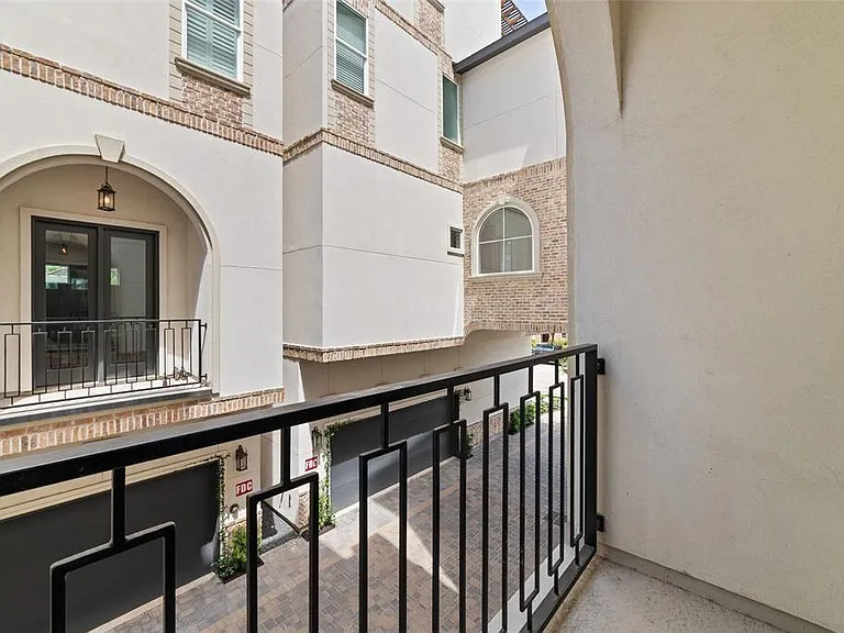 710 Delano St #A — Photo 25