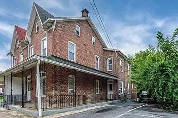 3 bed, 1.0 bath, 958 sqft, $2,000 — Photo 2