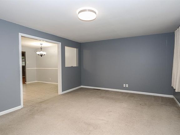 3rd image of 921 Meadow Ln