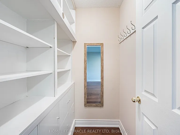 419 Rossland Rd E — Photo 29