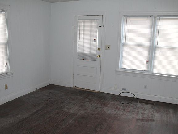 3rd image of 223 E Woodrow St