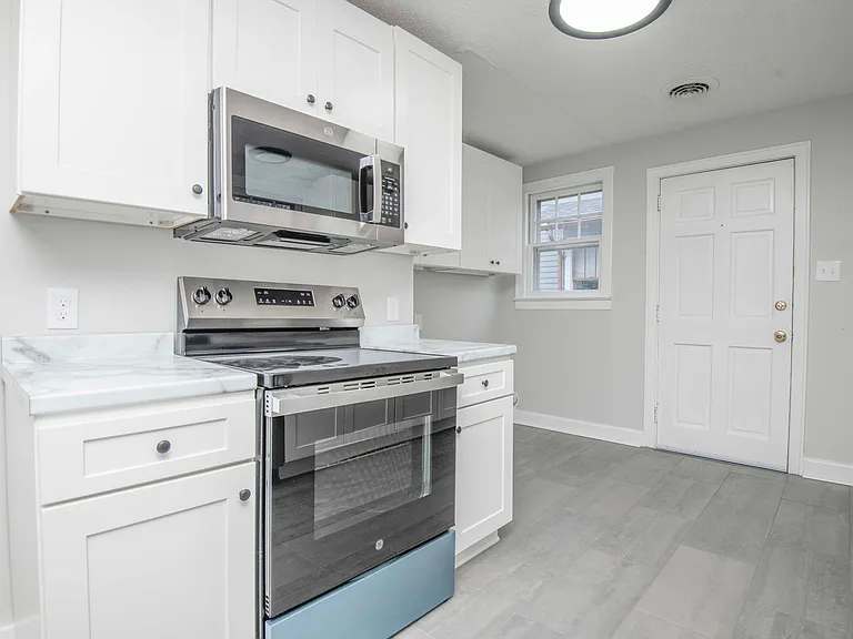 2440 Woodbine Ave — Photo 9